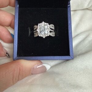 Elegant Silver Women's Ring with Clear Gemstone